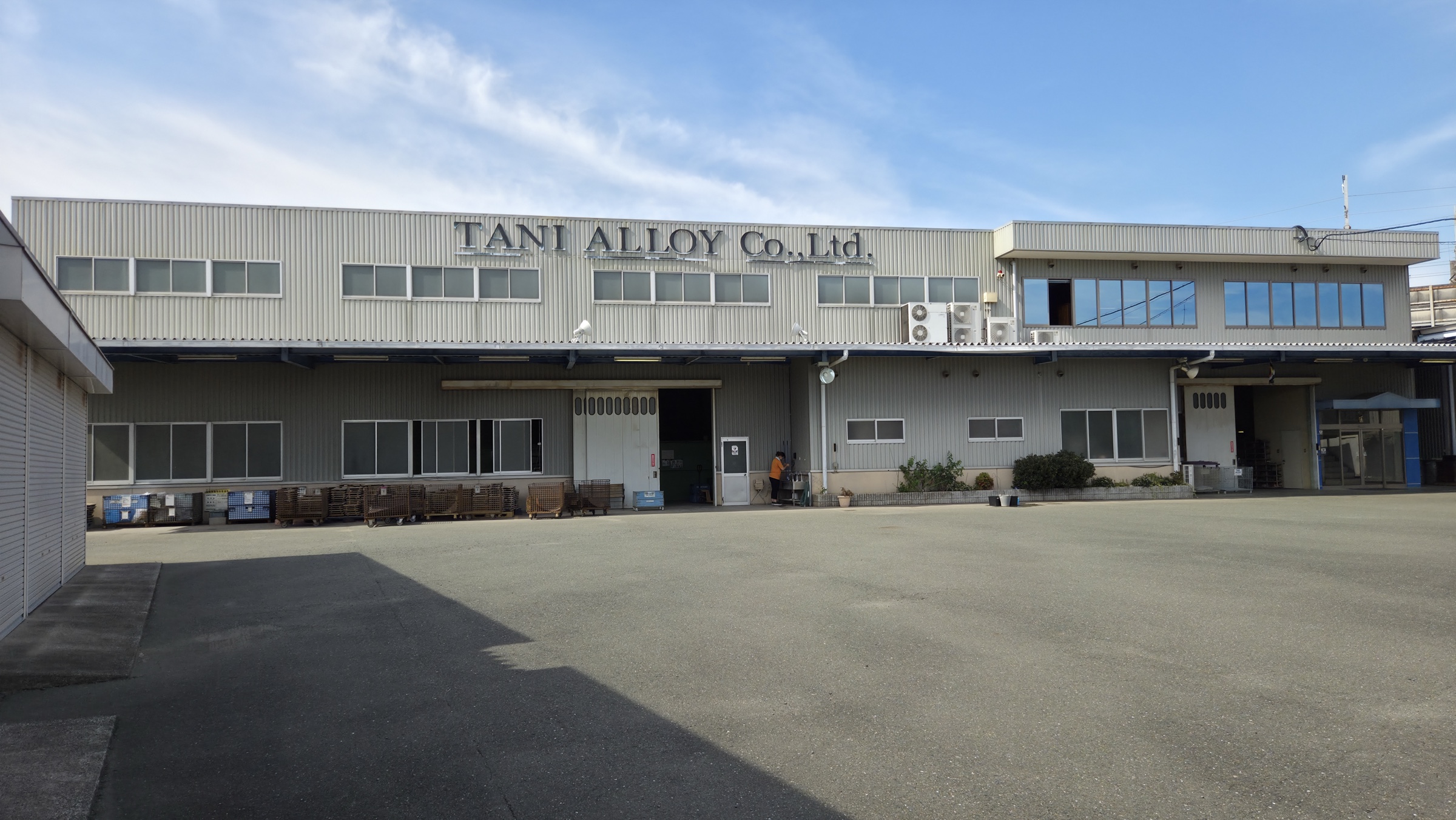 現在の本社工場外観を撮影した実写