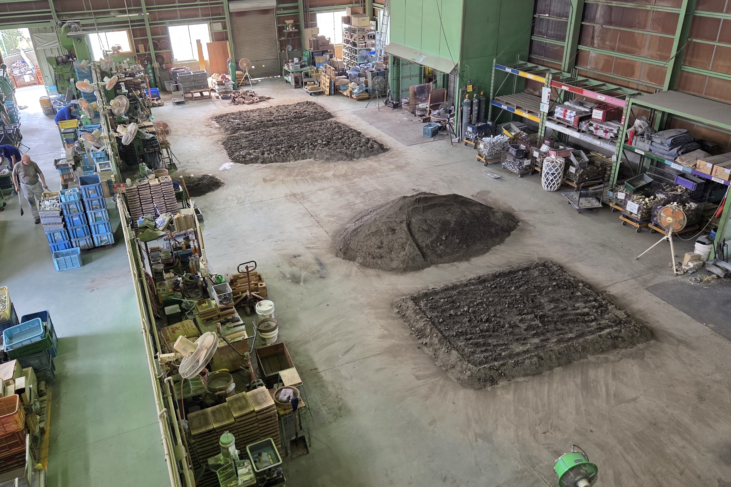 本社工場1階の作業場・通路・設備を俯瞰した実写